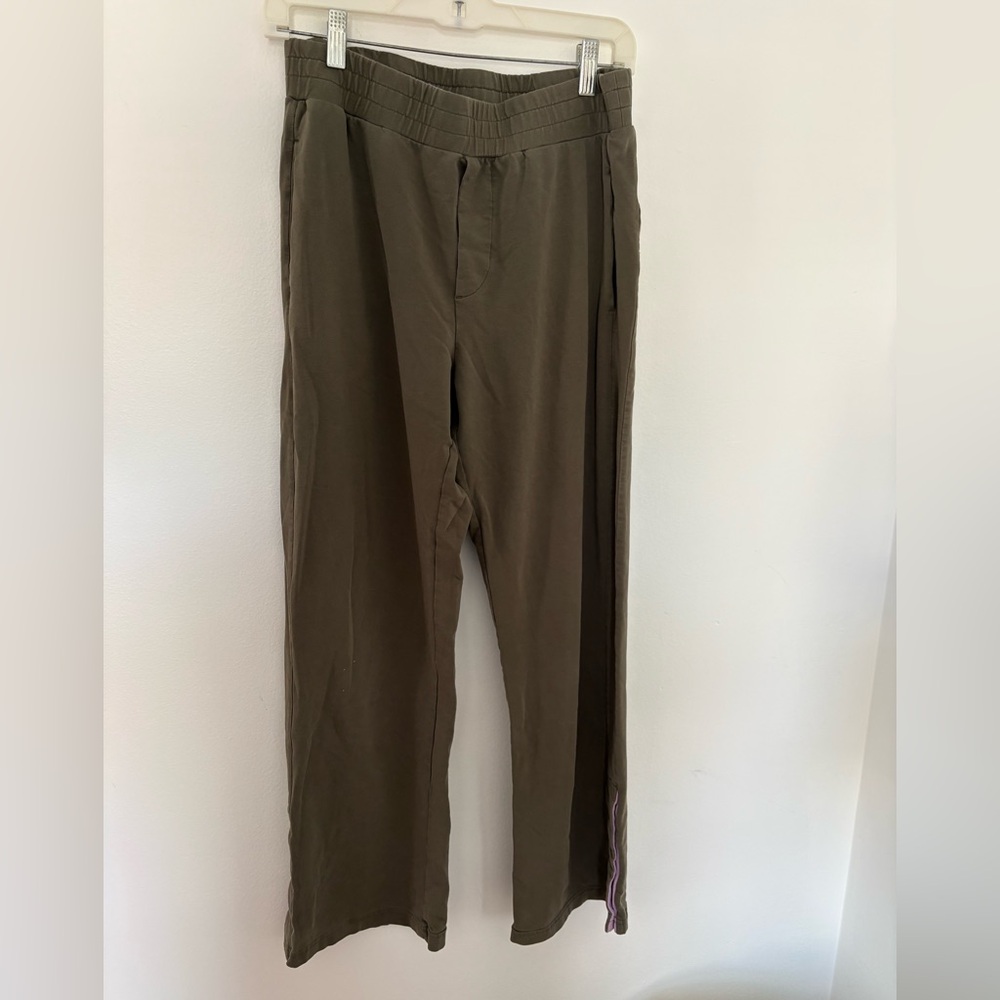 Pact women’s organic cotton grapeleaf track pant in olive green